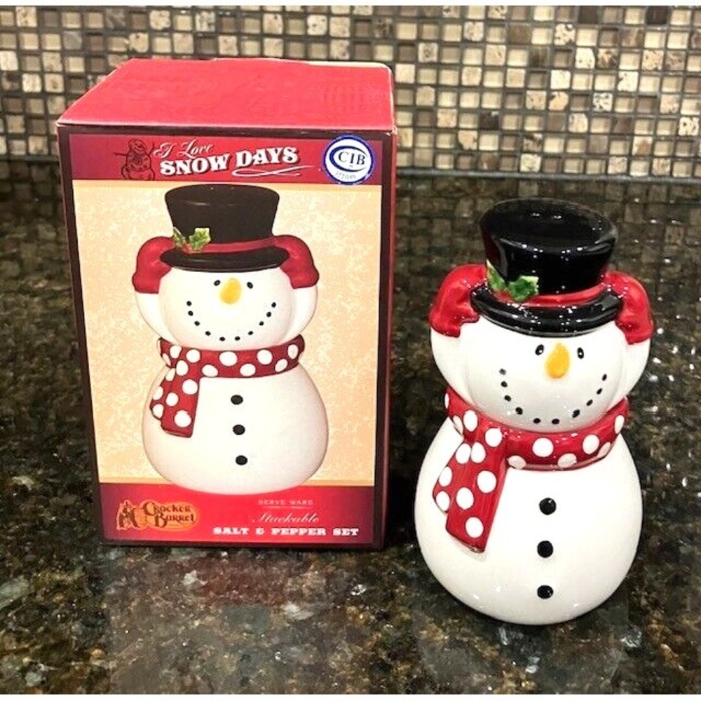Cracker Barrel Christmas " I Love Snow Days " Salt & Pepper Sharker Set